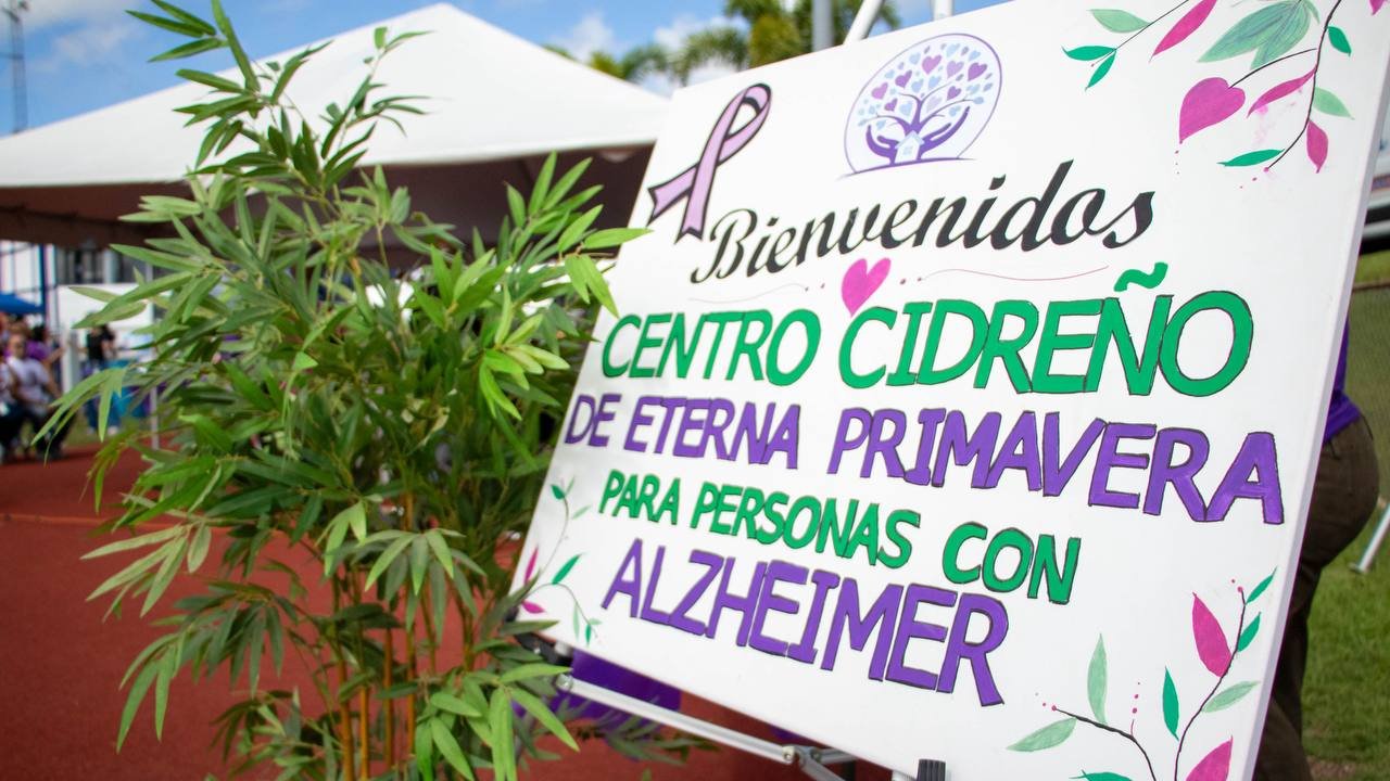Rótulo de bienvenida del Centro Cidreño de la Eterna Primavera para personas con Alzheimer