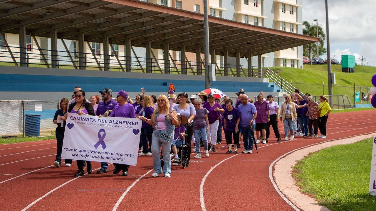 Participantes en la Caminata del Día Mundial del Alzheimer con la pancarta del Centro Cidreño de la Eterna Primavera