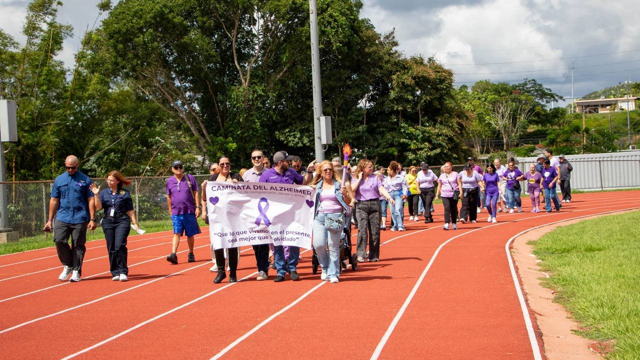 Pacientes, familiares y cuidadores durante la caminata por la concienciación del Alzheimer