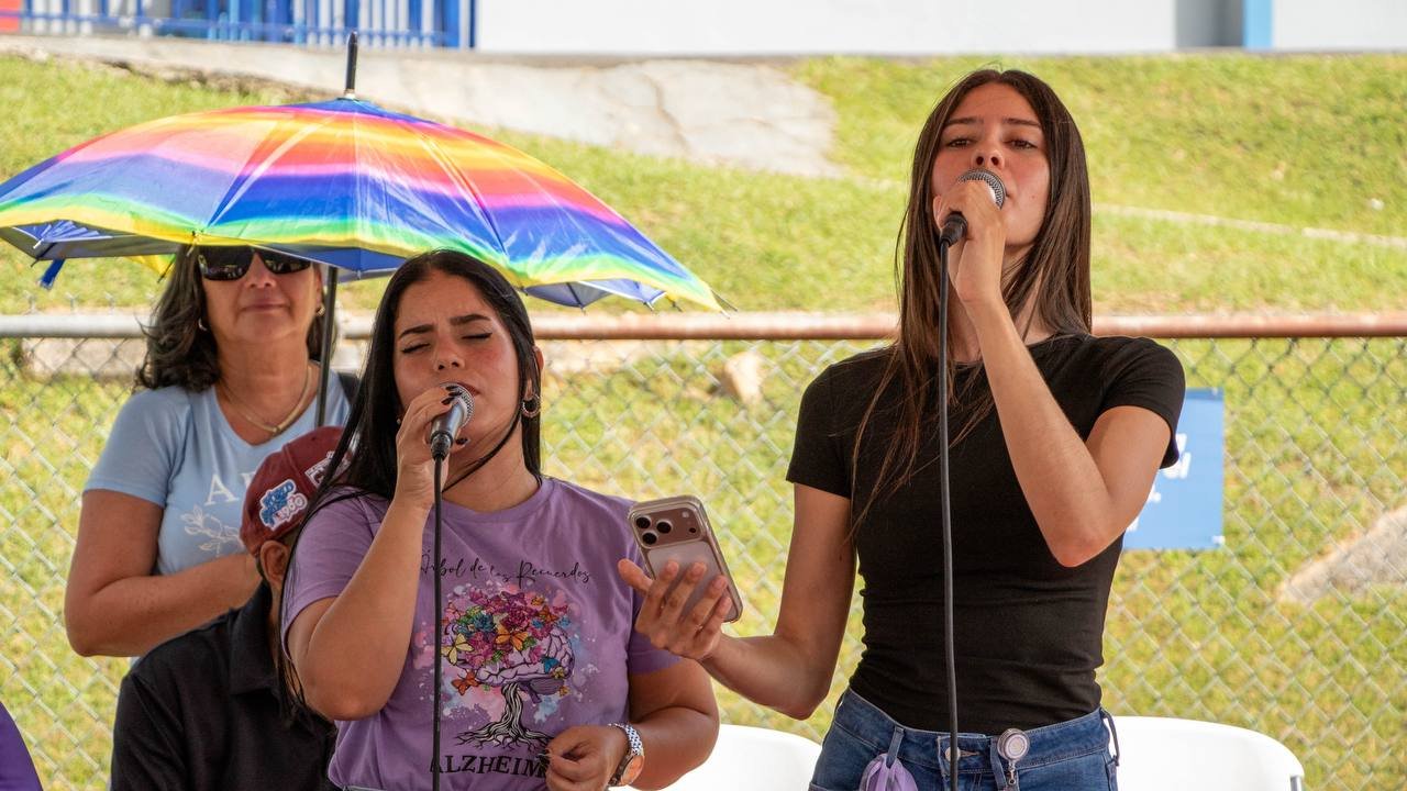 Presentación musical durante la actividad del Día Mundial del Alzheimer
