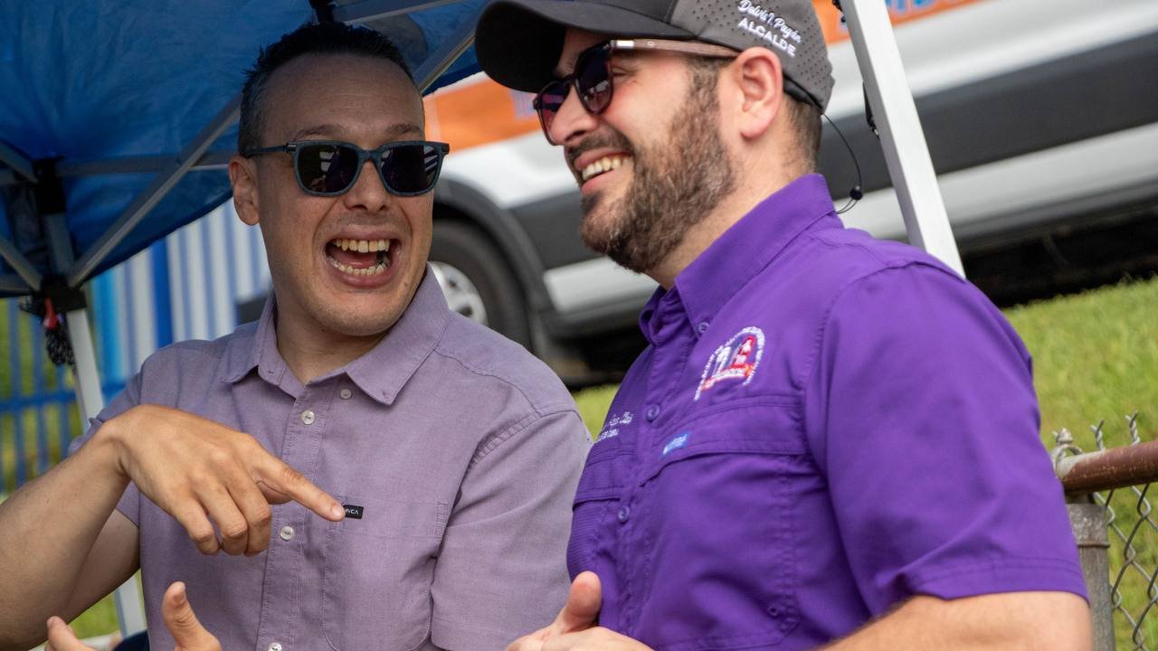Autoridades municipales compartiendo con los participantes de la caminata