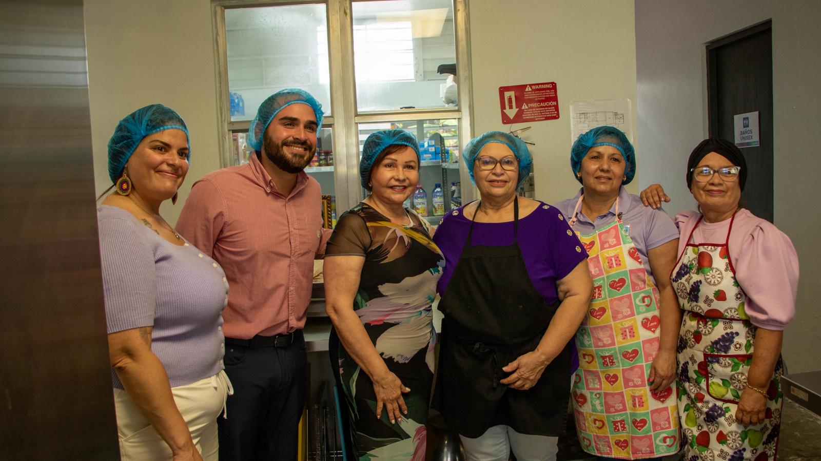 Equipo de cocina del centro con el alcalde