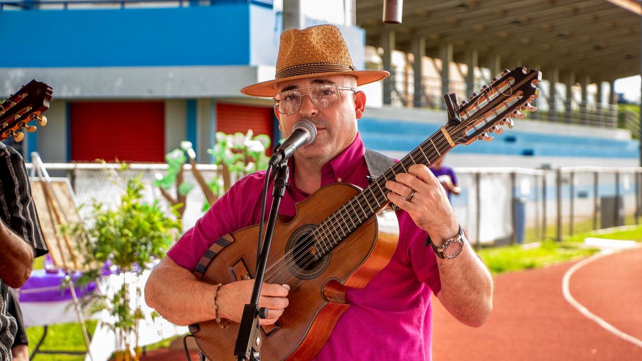 Músico interpretando el cuatro puertorriqueño en la actividad
