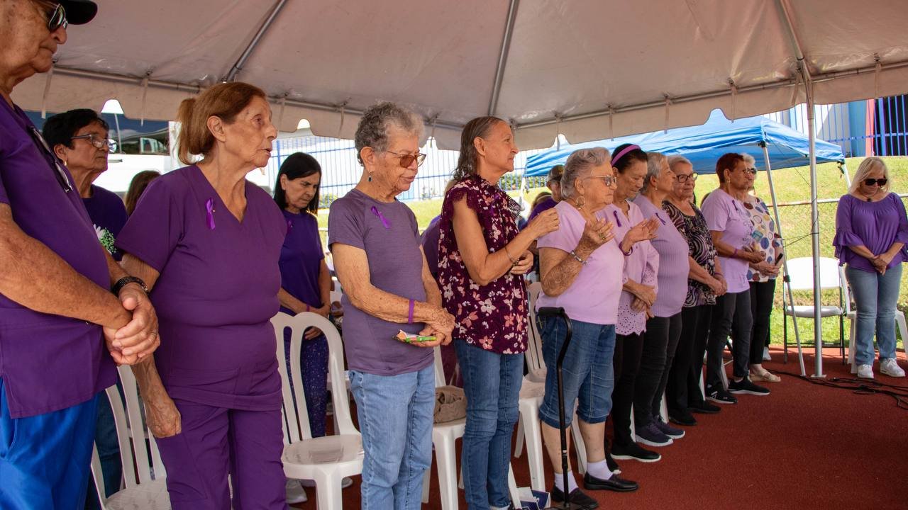 Familiares y participantes reunidos en la actividad de concienciación sobre el Alzheimer