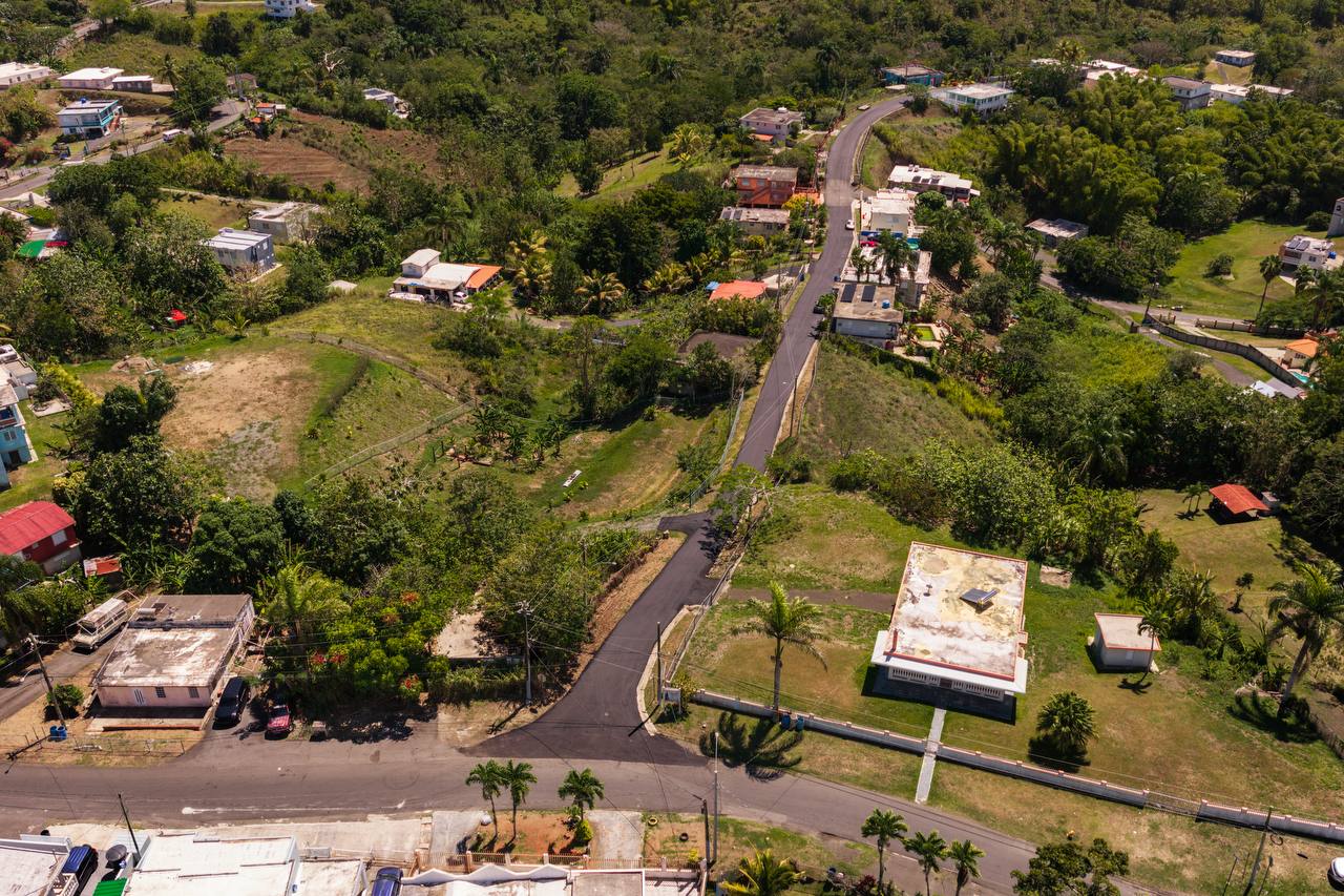 Vista aérea de vía repavimentada en zona rural de Cidra