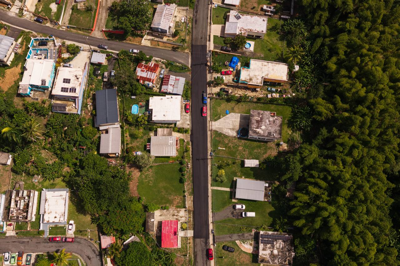 Vista aérea de camino recién repavimentado en una comunidad de Cidra