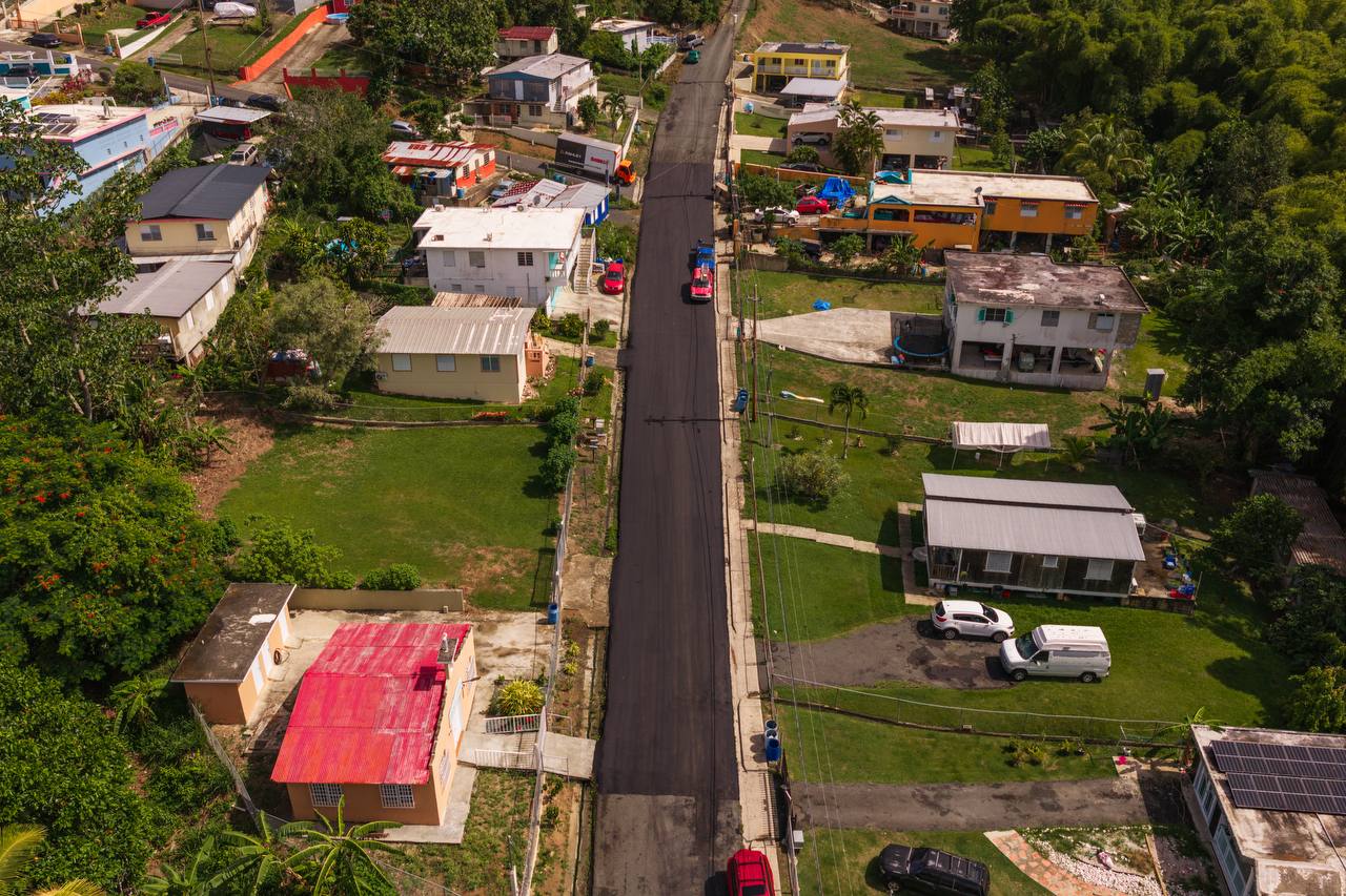 Vista aérea de una vía municipal repavimentada entre residencias