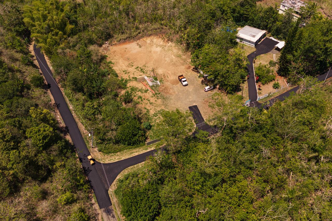 Vista aérea de equipo pesado trabajando en la repavimentación de un camino