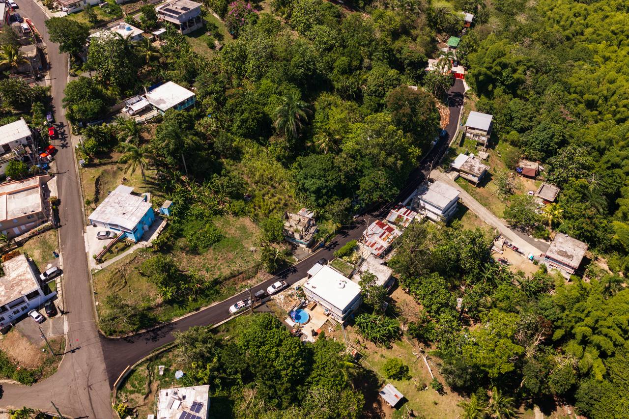 Vista aérea de camino municipal rehabilitado en zona residencial