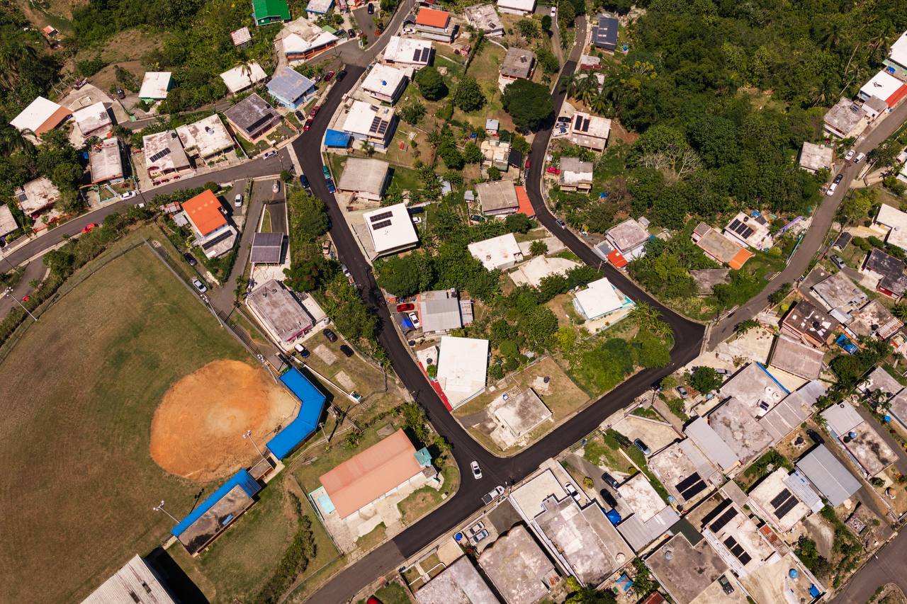 Vista aérea de las calles repavimentadas de un sector de Cidra