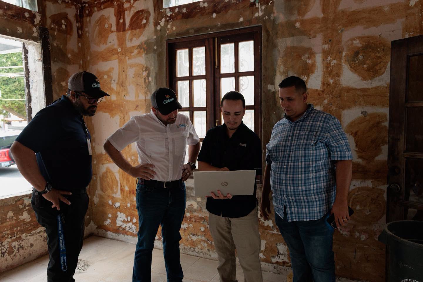 Equipo municipal revisando planos de un proyecto