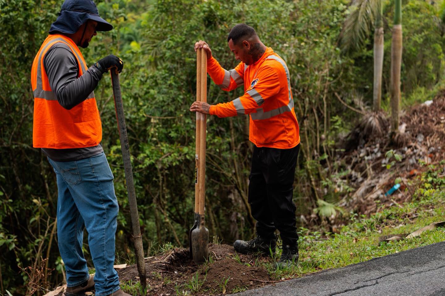 Cuadrilla de Obras Públicas trabajando en las comunidades