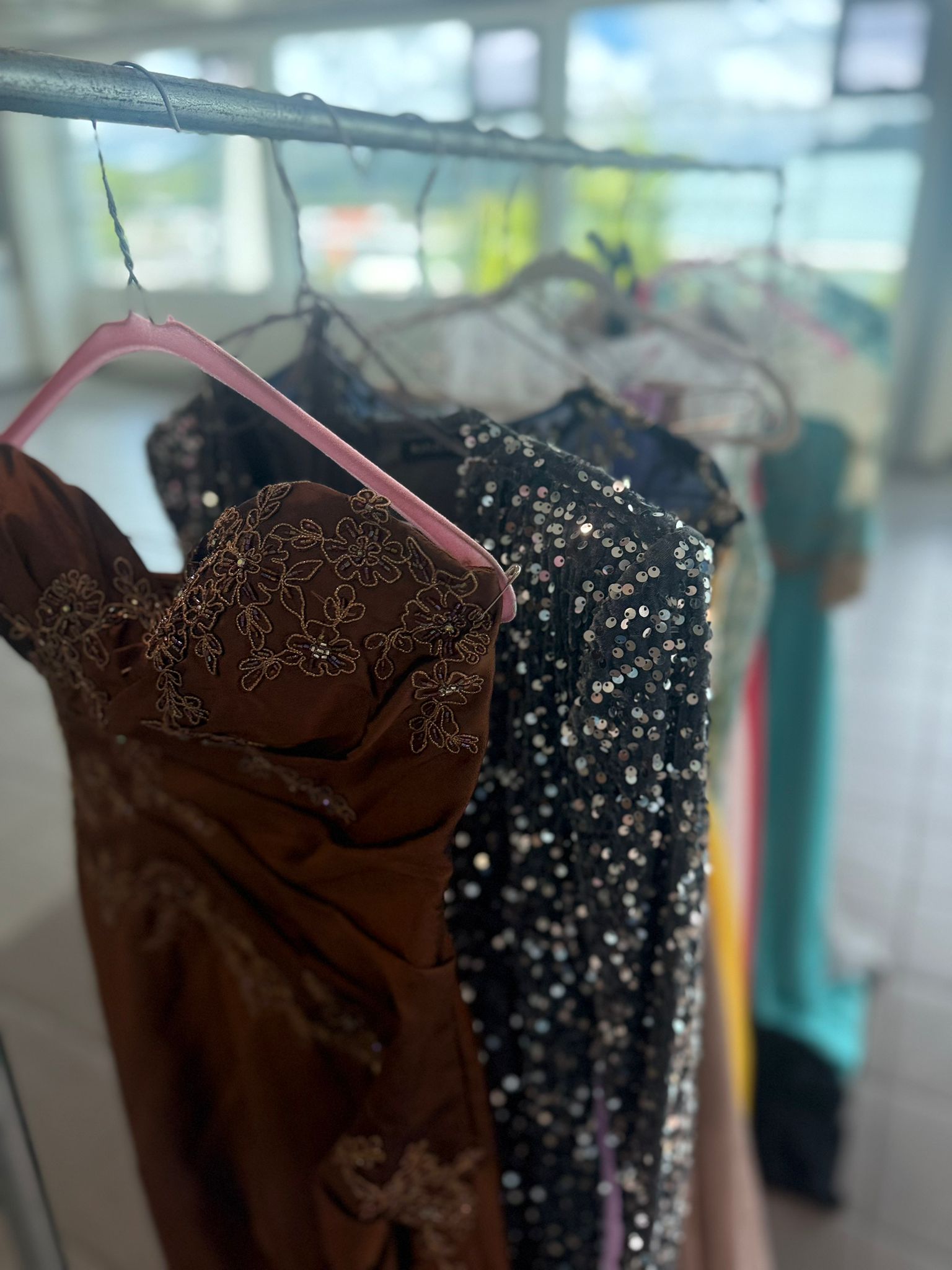 Vestidos de graduación en exhibición - detalle