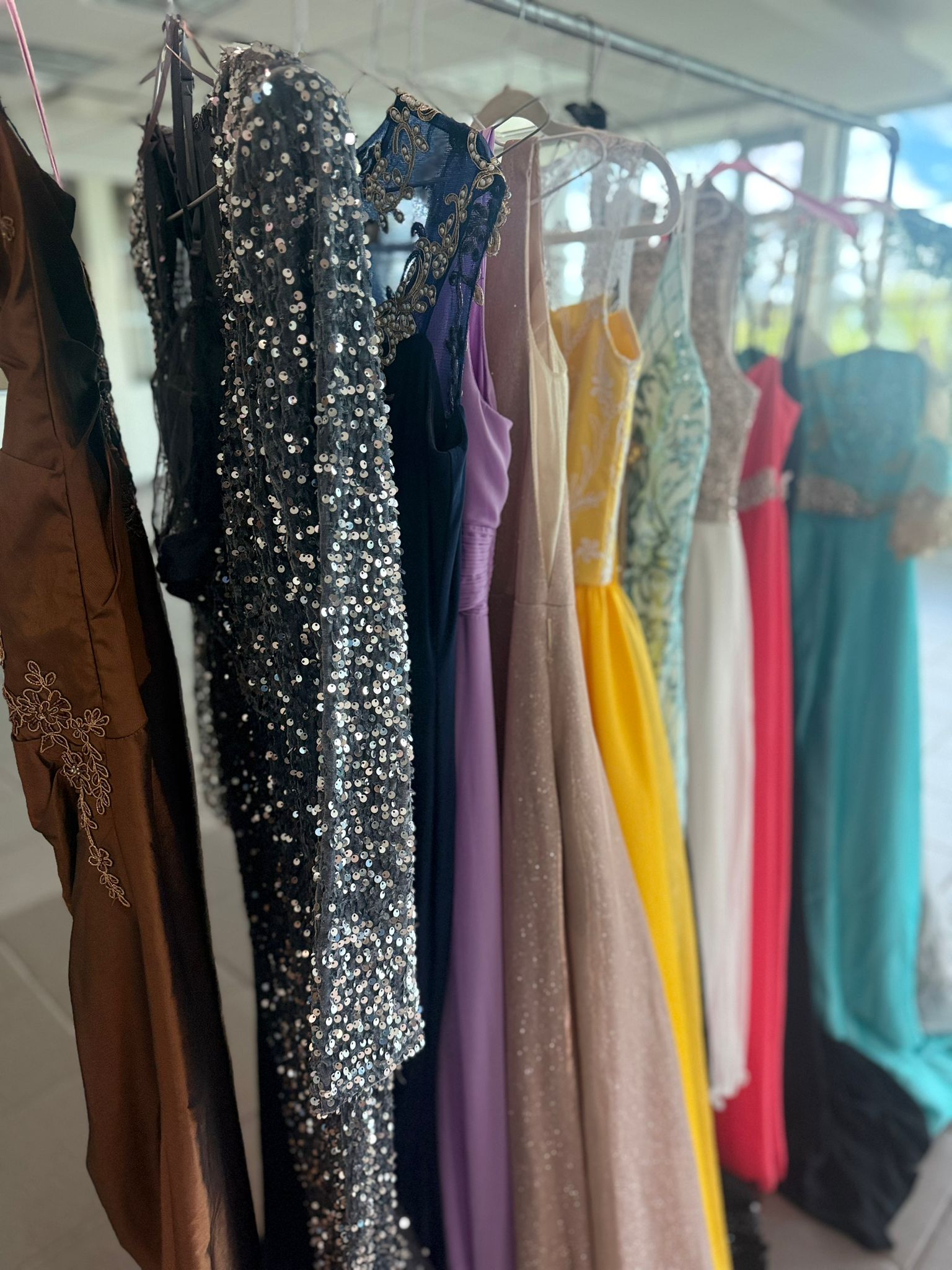 Vestidos de fiesta en perchero lateral