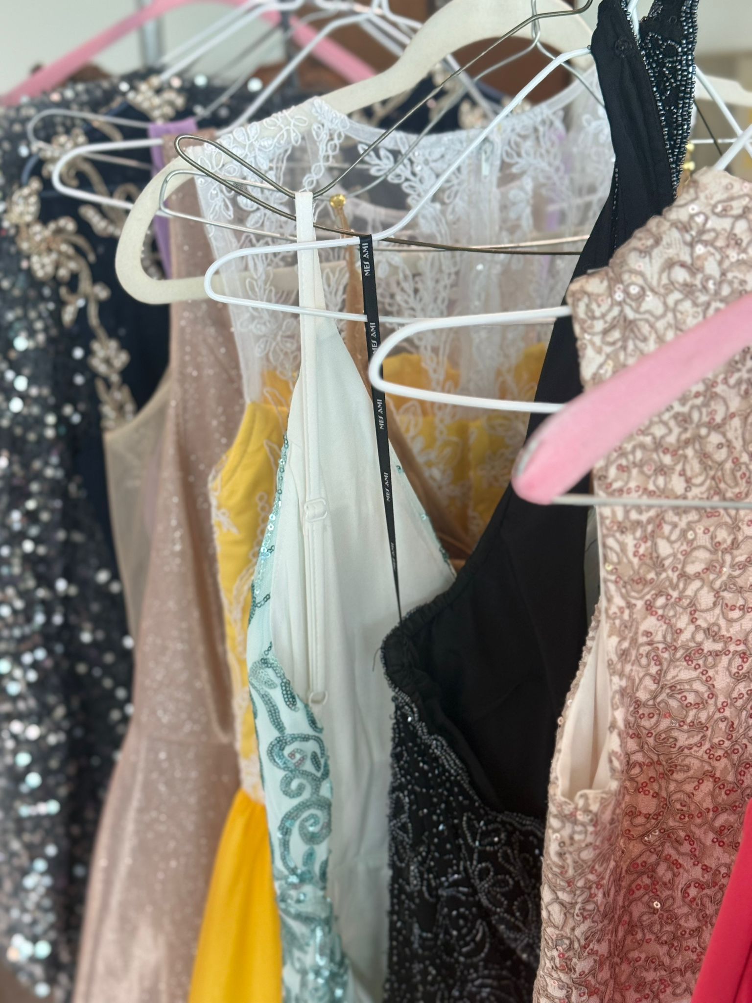 Variedad de vestidos de gala de colores