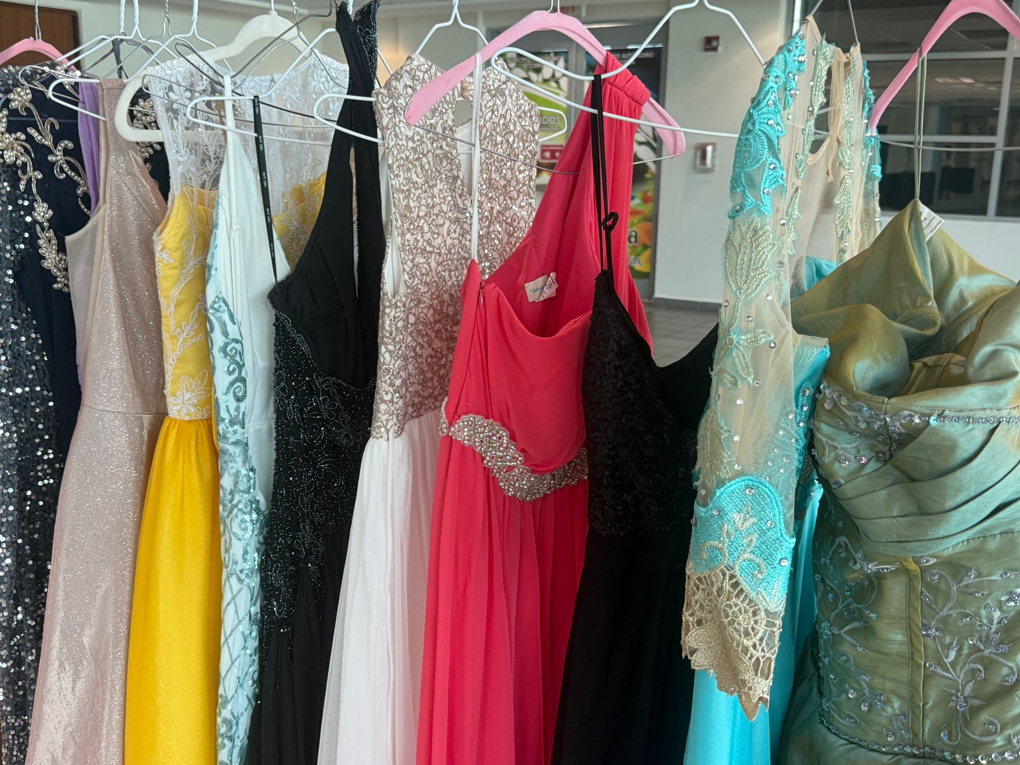 Colección de vestidos coloridos vista frontal