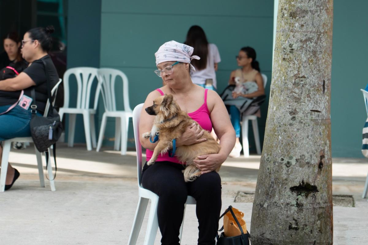 Señora con su mascota esperando la vacunación